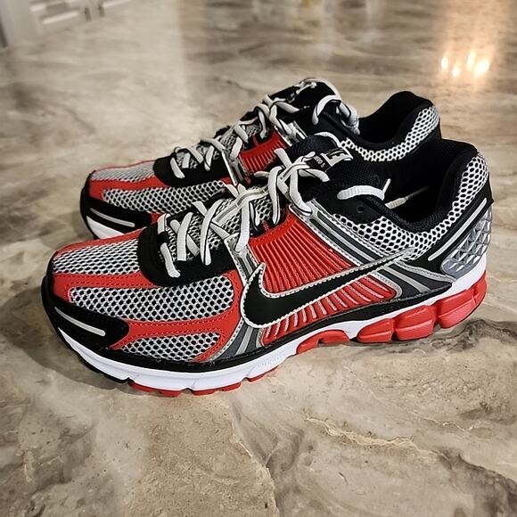 Nike Zoom Vomero 5 Men's Size 9.5 Metallic Silver/Black HV0926-095 - Picture 4 of 8